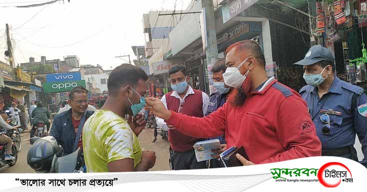 যুব স্বপ্নের বাংলাদেশ সংগঠনের পক্ষে মাস্ক বিতরণ করলেন কলারোয়া থানার ওসি