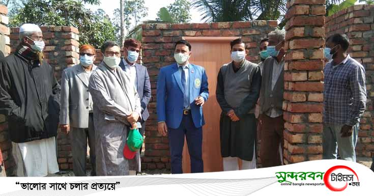 তালায় ভূমিহীনদের ঘর নির্মাণ কাজ পরিদর্শন করলেন জেলা প্রশাসক