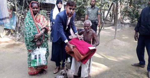 ফল ও পুকুরের মাছ ইউএনও কাছ থেকে পেয়ে আবেগে কেঁদে ফেললেন মালী তারাপদ দাস