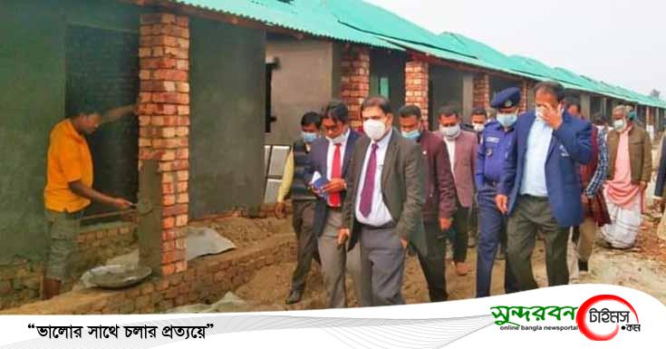 ডুমুরিয়ায় গৃহহীনদের ঘর নির্মান কাজ পরিদর্শনে বিভাগীয় কমিশনার 
