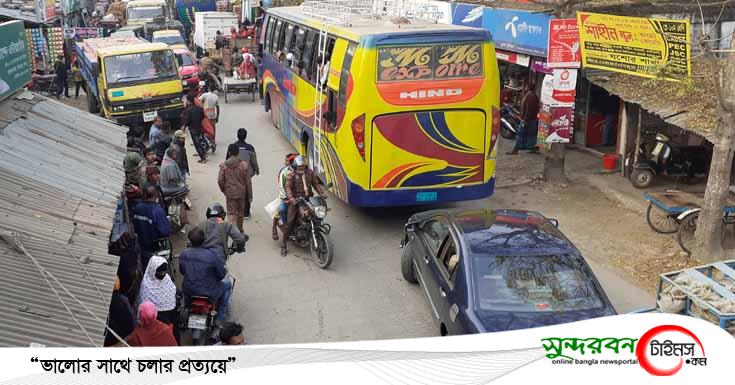 রাজগঞ্জে মেইন সড়কে অবৈধ গাড়ী পার্কিং, পথচারীদের ভোগান্তি চরমে