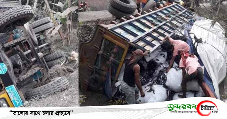 কালিগঞ্জ কলেজ রোডে ঝুঁট ভর্তি ট্রাক উল্টে খাদে