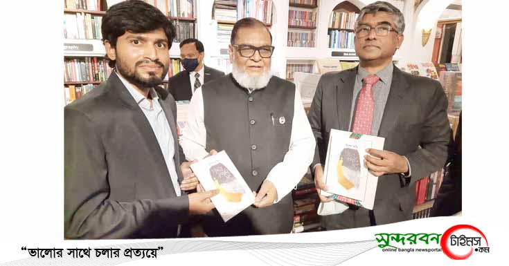 কপিলমুনির কবি উৎপল অভি’র প্রথম কাব্যগ্রন্থ ‘পাঁজরে রুপালী ছাই’ মন্ত্রী’র হাতে
