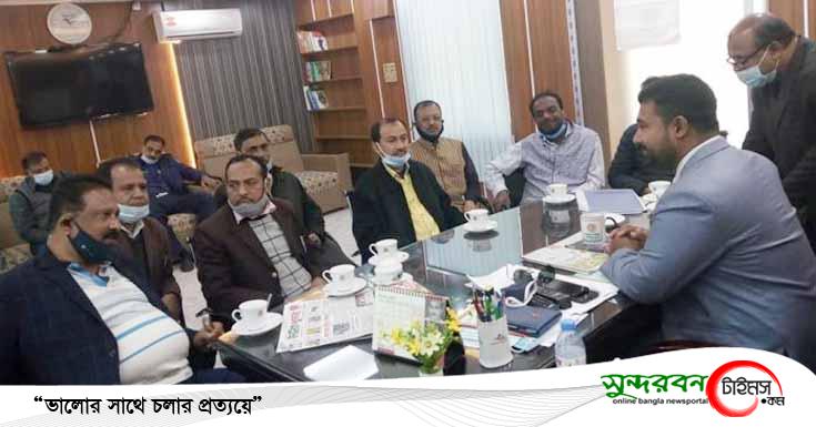 পাইকগাছায় রাস্তা বাঁচাতে চিংড়ি ঘেরে লবণ পানি উত্তোলন বন্ধ ঘোষণা