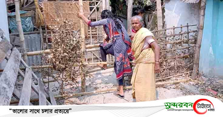 পাইকগাছায় ঘেরা বেড়া দিয়ে ৩ পরিবার অবরুদ্ধ