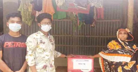 তালার সেলিনা বেগমকে স্বাবলম্বী করতে আমরাবন্ধু’র সেলাই মেশিন উপহার