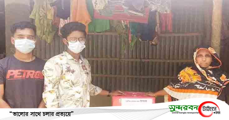 তালার সেলিনা বেগমকে স্বাবলম্বী করতে আমরাবন্ধু’র সেলাই মেশিন উপহার