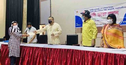 সাতক্ষীরায় প্রধানমন্ত্রী শেখ হাসিনার করোনাকালীন উপহার প্রদান