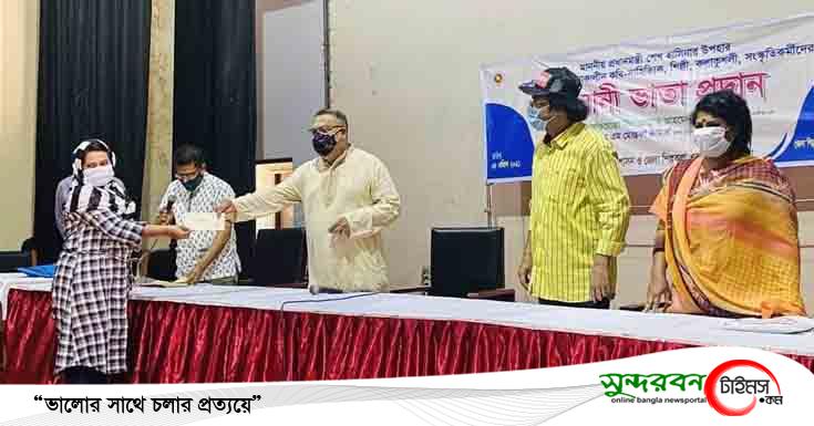 সাতক্ষীরায় প্রধানমন্ত্রী শেখ হাসিনার করোনাকালীন উপহার প্রদান