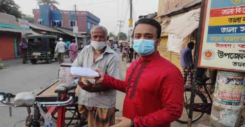 তালায় শতাধিক রোজাদারের মাঝে ইফতার বিতরণ