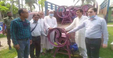তালায় সিআইজি সদস্যর মাঝে খড়কাটা মেশিন বিতরণ