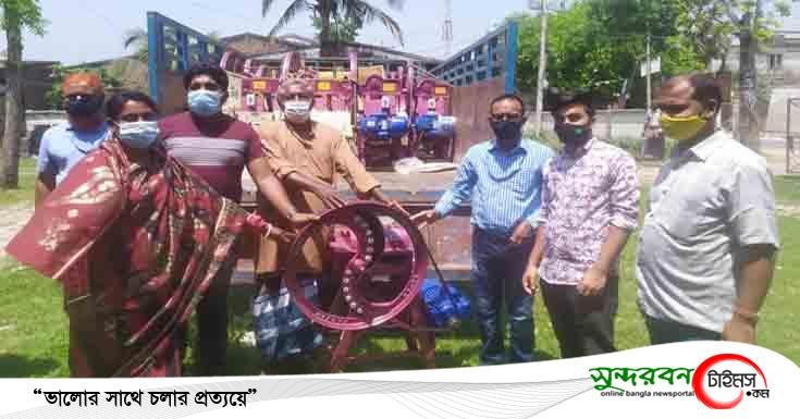 তালায় সিআইজি সদস্যর মাঝে খড়কাটা মেশিন বিতরণ