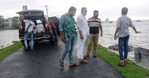 পাইকগাছায় ভারী বর্ষণে তলিয়ে গেছে বিস্তীর্ণ এলাকা: নদীতে চলে গেছে কাঁচা ঘর-বাড়ি