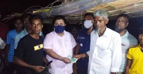 ডুমুরিয়ায় ১৭দিন যাবত মোহাম্মদ আলী সানা নিজ খরচে দিয়ে যাচ্ছেন গণভোজ