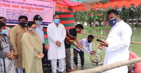 তালায় ১৮টি পুকুরে মাছের পোনা অবমুক্ত