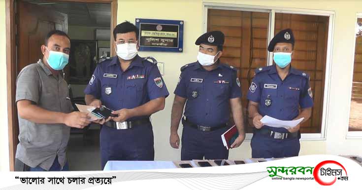 সাতক্ষীরায় পুলিশের বিশেষ অভিযানে এক মাসে ৩৭টি মোবাইল উদ্ধার