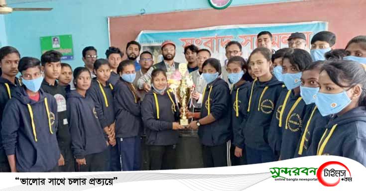 সাতক্ষীরা প্রেসক্লাবের পক্ষ থেকে জেলা মহিলা ফুটবল দলকে সংবর্ধনা প্রদান