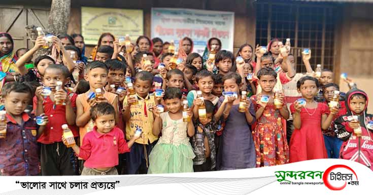 তালায় মুন্ডা শিশুদের মাঝে শীতের সুরক্ষা সামগ্রী বিতরণ
