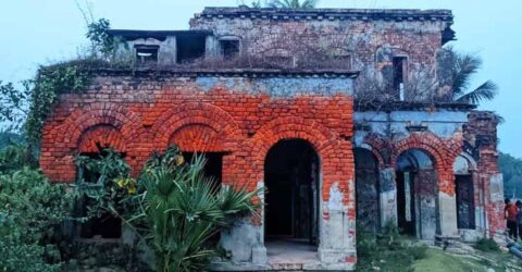 অযত্ন-অবহেলা আর সংরক্ষণের অভাবে পড়ে আছে ডুমুরিয়া উপজেলার প্রথম চিকিৎসালয়টি