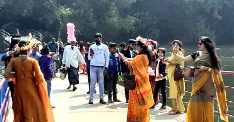 বিশ্ব ভালবাসা দিবসে রাজগঞ্জের ঝাঁপা বাঁওড়ের ভাসমান সেতুতে হাজারো মানুষের ঢল