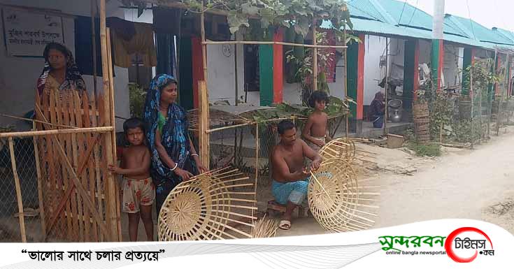 ডুমুরিয়ার কাঁঠালতলা আবাসন প্রকল্পের বাবলু দাস ও গীতা রানী দাসের জীবনের গল্প