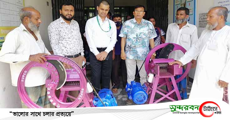 তালায় খামারীদের মাঝে খড়কাটা মেশিন বিতরণ