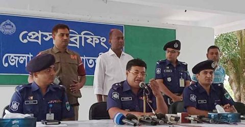 সাতক্ষীরায় ভুয়া পুলিশ পরিচয়ে ডাকাতি করার সময় গ্রেপ্তার-৬