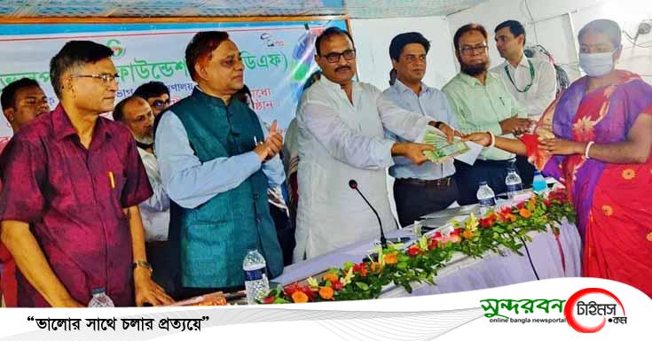 সাতক্ষীরায় ক্ষতিগ্রস্তদের মাঝে প্রায় ১৮ কোটি টাকার নগদ অর্থ বিতরন