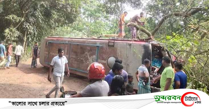 তালায় যাত্রীবাহি বাস নিয়ন্ত্রণ হারিয়ে রাস্তার পাশে উল্টে পড়ে নিহত ১