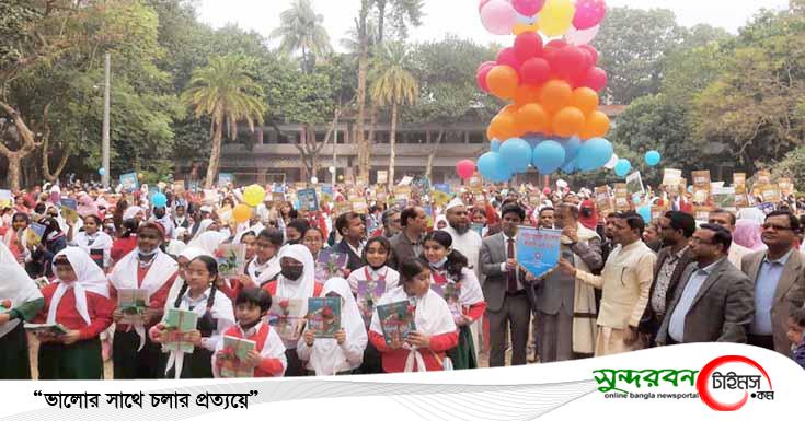 সাতক্ষীরার ১৬০৭টি শিক্ষা প্রতিষ্ঠানে ৫ লাখ ১৮ হাজার শিক্ষার্থীর হাতে নতুন বই