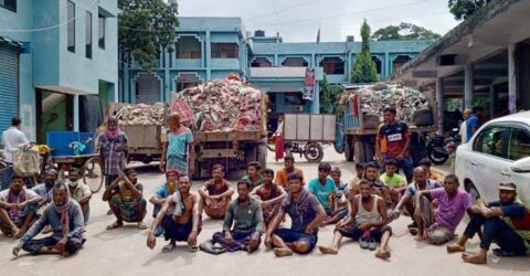 সাতক্ষীরা পৌরসভায় অবস্থান কর্মসূচি পালন করছে পরিচ্ছন্নতাকর্মীরা