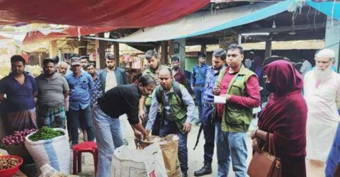 সাতক্ষীরায় ১৫ টি বাস-ট্রাক ও ৬টি মুদি দোকানে জরিমানা