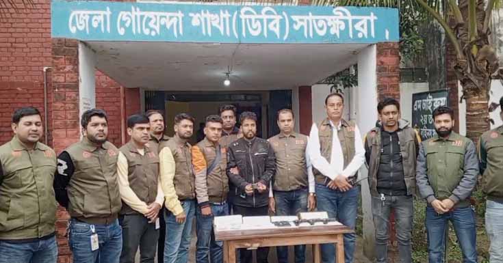 সাতক্ষীরায় তিনটি বিদেশি পিস্তল, গুলিসহ অস্ত্র ব্যবসায়ী আটক