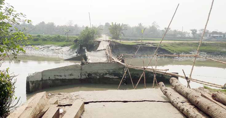 ভেঙে পড়েছে ৫টি সেতু, ঝুঁকিতে পারাপার