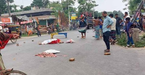 পাটকেলঘাটায় পরিবহনের ধাক্কায় মা ও শিশু ছেলে নিহত, বাবাসহ শিশু কন্যা আহত