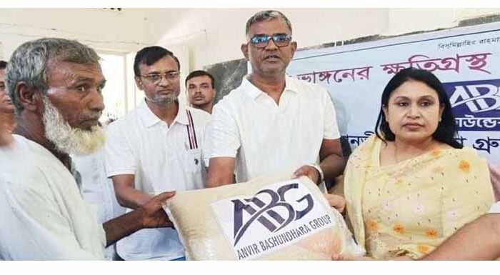 মানিকগঞ্জের দৌলতপুরে নদীভাঙন কবলিত মানুষের মুখে স্বস্তি, মিলল খাদ্য সহায়তা